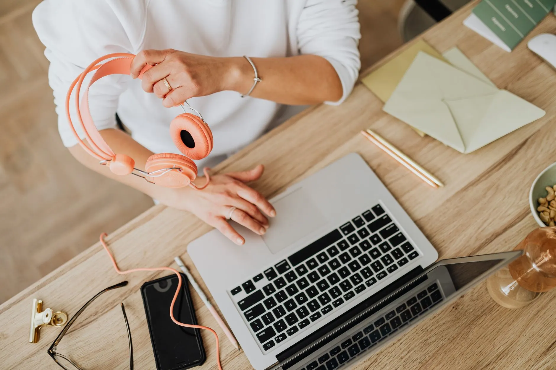WebAudio fingerprinting: Tại sao website của bạn đang vô tình làm phiền trải nghiệm kết nối Bluetooth của khách hàng