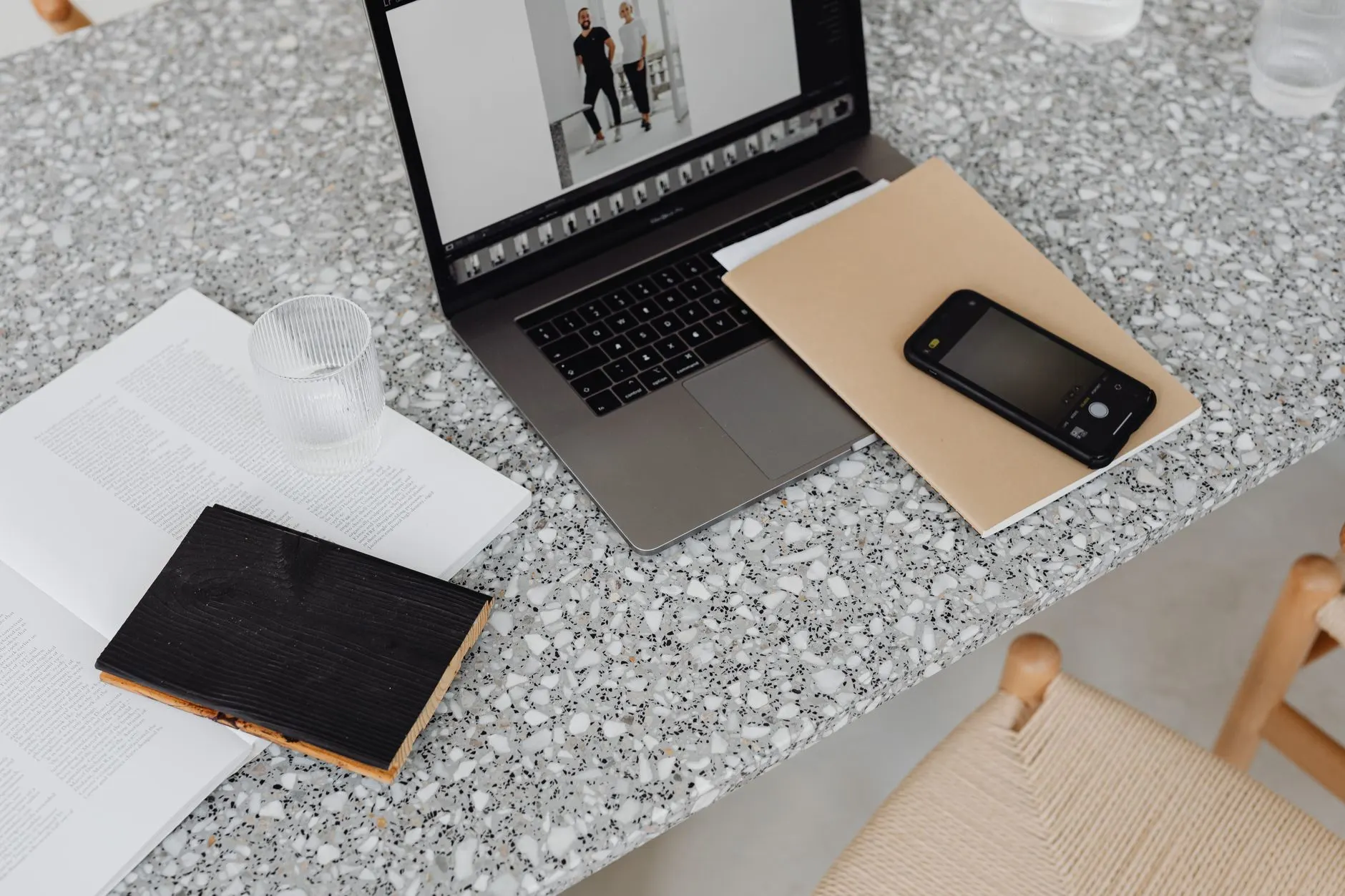Giới hạn là đòn bẩy: Tại sao sự tối giản trong tính năng lại giúp website tăng tỷ lệ chuyển đổi